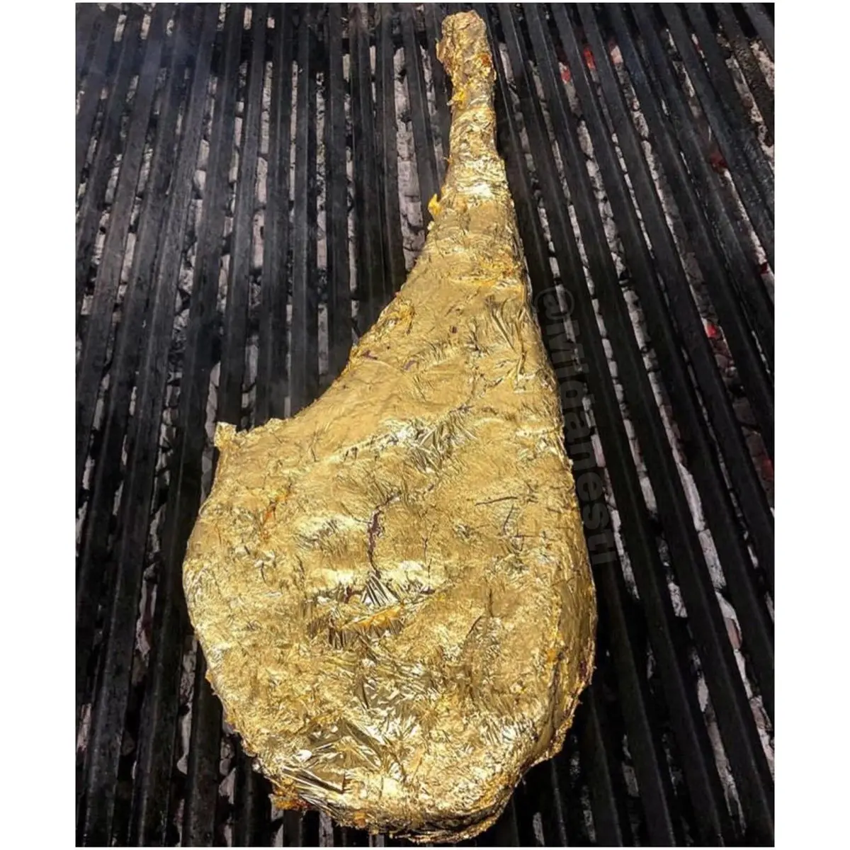 استیک 1.2 کیلوگرمی با روکش طلای 24 عیار خوردنی نصرت/ عکس