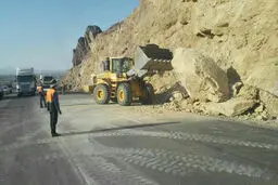 ریزش کوه در محور ایلام به سرابله بر اثر پس لرزه زلزله