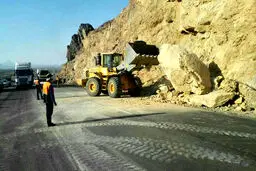 ریزش کوه در محور ایلام به سرابله بر اثر پس لرزه زلزله