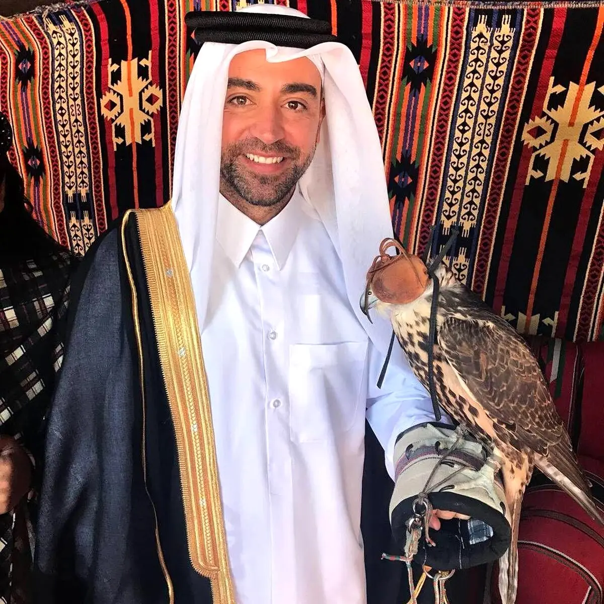 اسطوره فوتبال اسپانیا در لباس محلی قطر/عکس