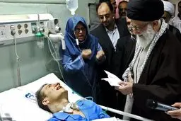 روایت منتشرنشده‌ عیادت رهبر انقلاب از احمد عزیزی در بیمارستان کرمانشاه در سال ٩٠