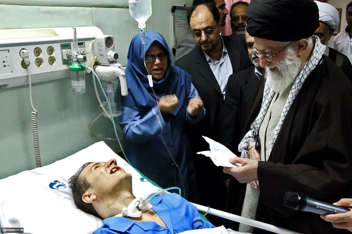 روایت منتشرنشده‌ عیادت رهبر انقلاب از احمد عزیزی در بیمارستان کرمانشاه در سال ٩٠