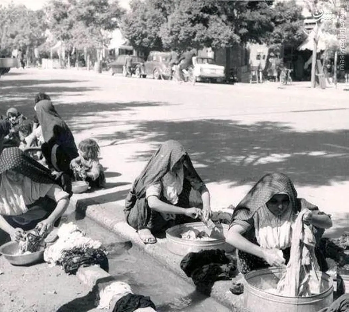 رختشویی زنان در خیابان شهباز/ عکس