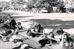 رختشویی زنان در خیابان شهباز/ عکس