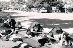 رختشویی زنان در خیابان شهباز/ عکس