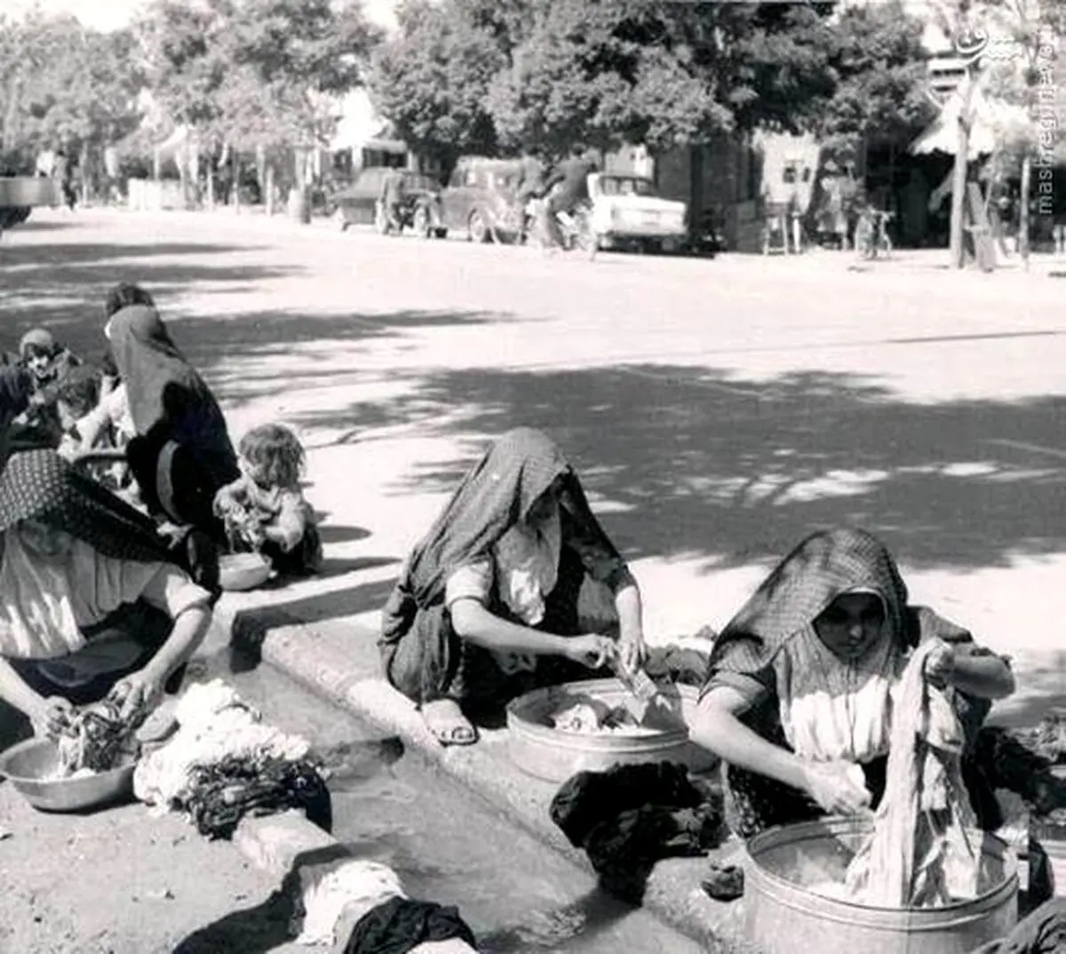 رختشویی زنان در خیابان شهباز/ عکس