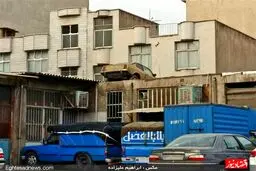 تصاویر/ خودروی خارجی رها شده در پشت‌بام!