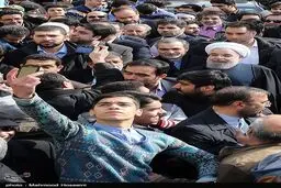 سلفی با روحانی در راهپیمایی 22 بهمن/عکس