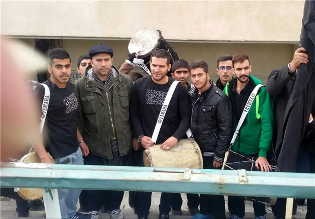 حاشیه دربی 79/اجرای مراسم دمامه‌زنی برای تماشاگران+ عکس