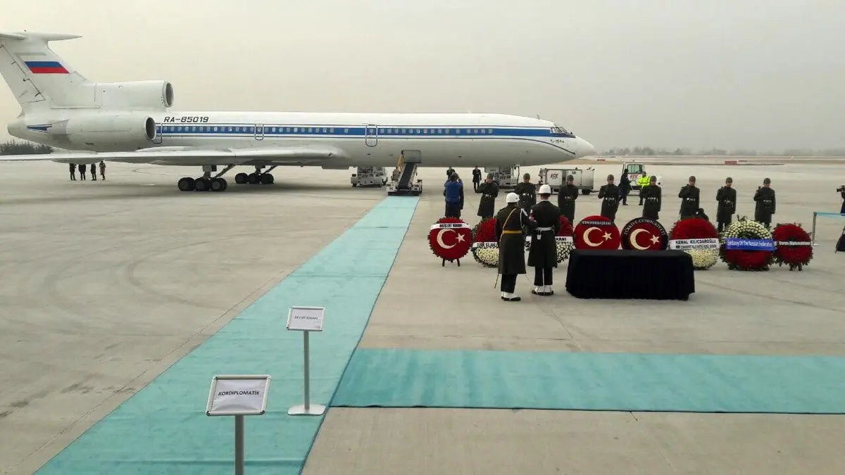 پیکر سفیر روسیه به کشورش بازگشت/عکس