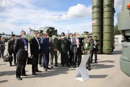 وزیر دفاع در نمایشگاه نظامی روسیه + عکس