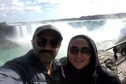 عکسی از محسن تنابنده به همراه همسرش
