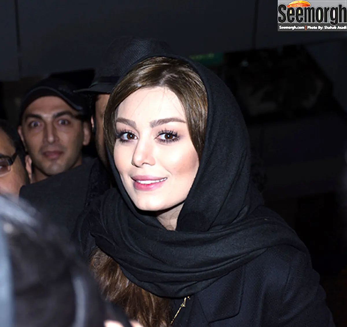 اکران مردمی سه بیگانه: سحر قریشی و هجوم طرفداران به سوی او