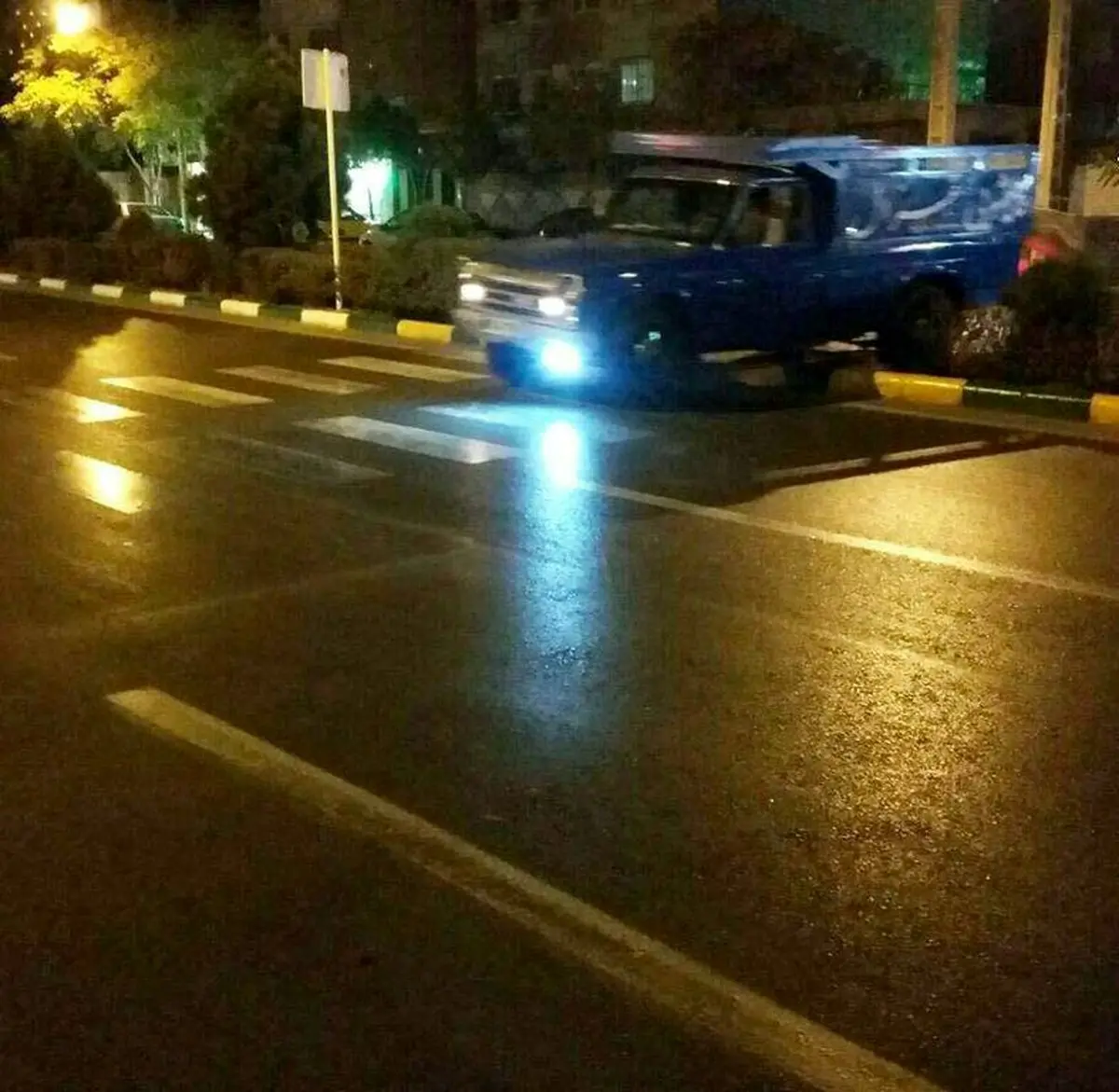 عبور نیسان قانونمند از روی خط کشی عابر پیاده!/عکس