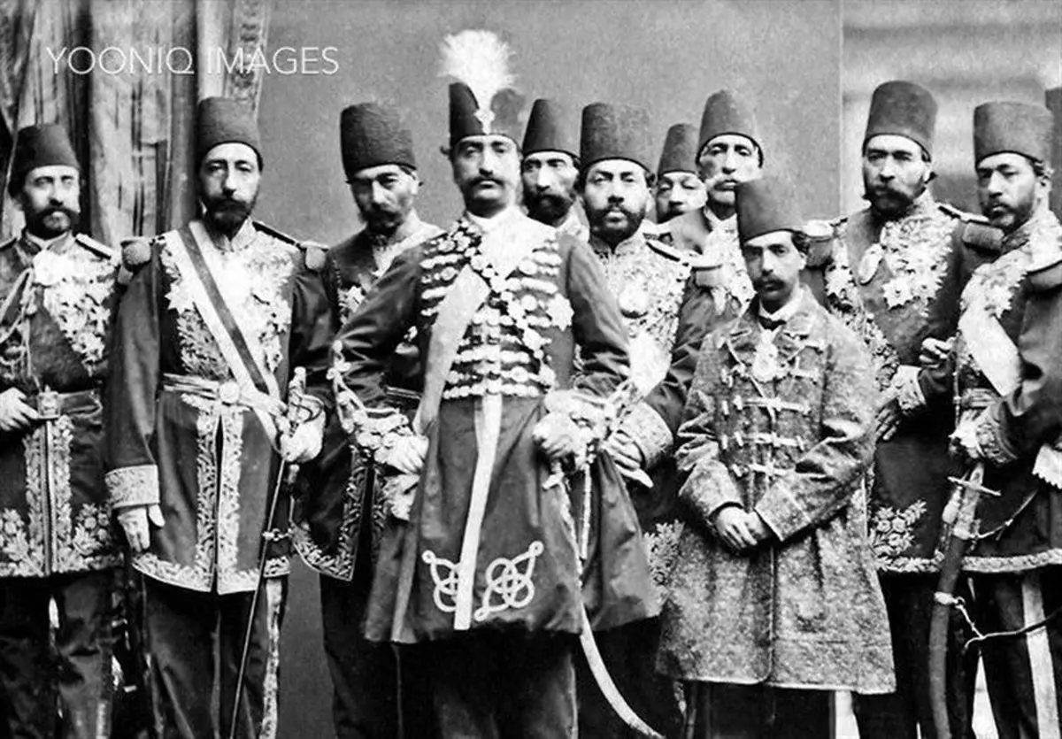 عکس / ناصرالدین شاه قاجار در کنار درباریان قاجار