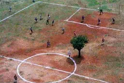 یک زمین فوتبال عجیب در هند/ عکس