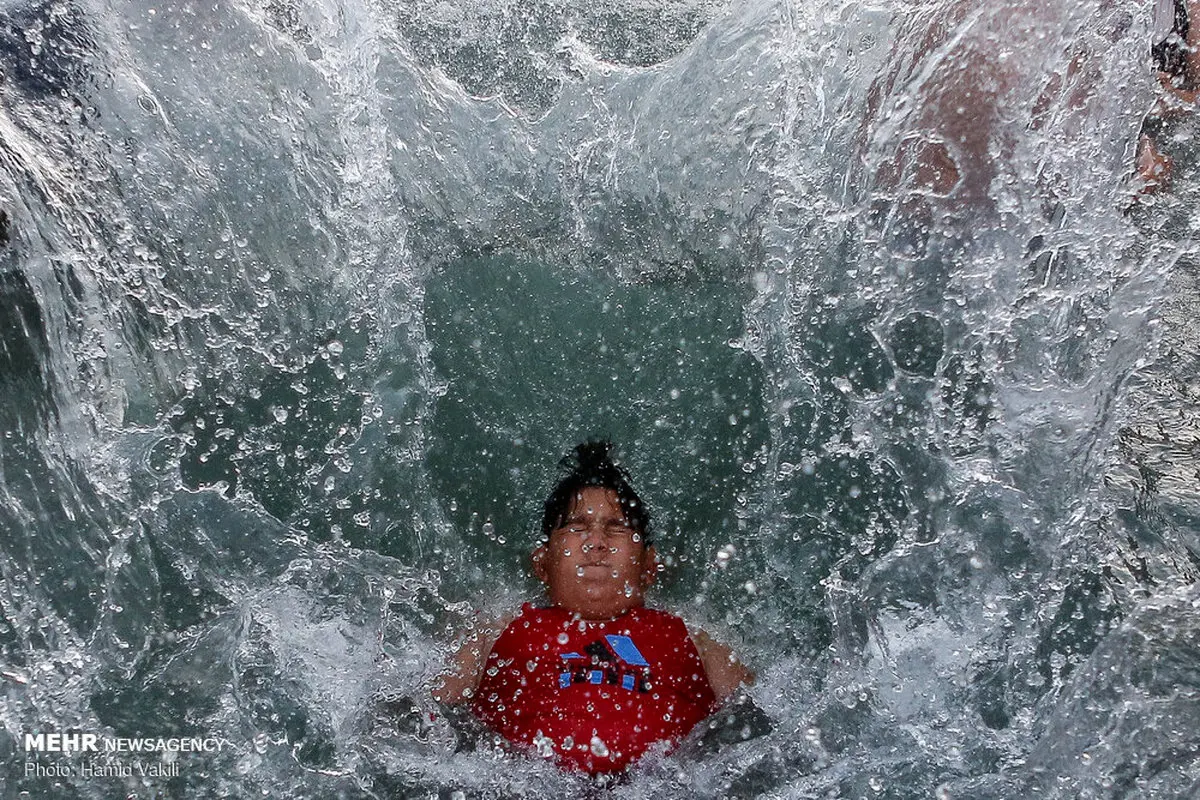 آب تنی در چشمه علی