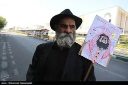 ابتکار جالب یک نمازگزار در اعتراض به حکومت سعودی/عکس