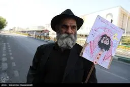 ابتکار جالب یک نمازگزار در اعتراض به حکومت سعودی/عکس