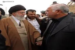 گفتگوی صمیمانه رهبر انقلاب با یکی از حادثه‌دیدگان زلزله کرمانشاه/عکس