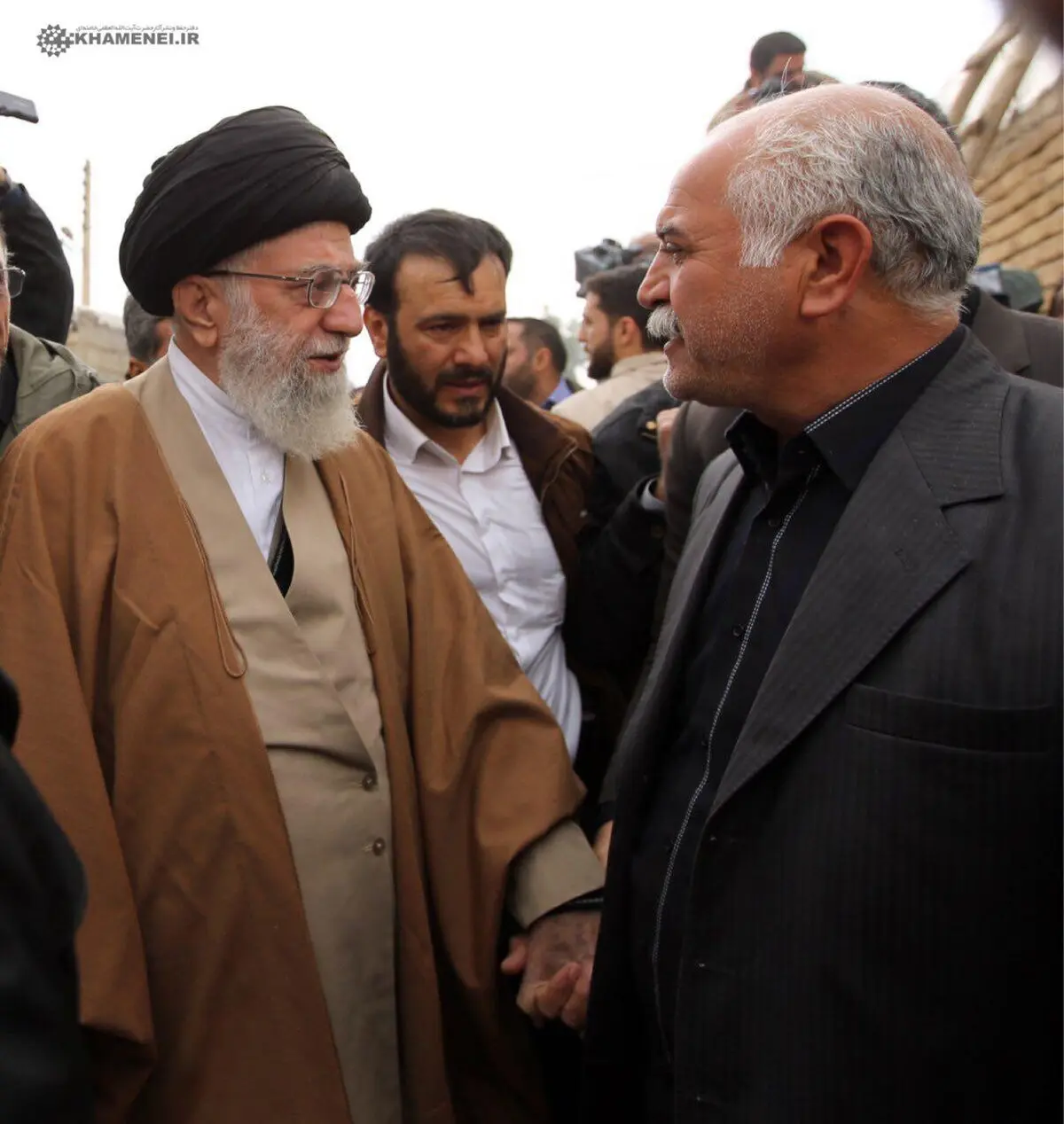 گفتگوی صمیمانه رهبر انقلاب با یکی از حادثه‌دیدگان زلزله کرمانشاه/عکس