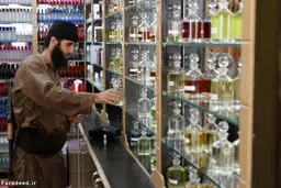 یک داعشی در مغازه عطر فروشی/ عکس