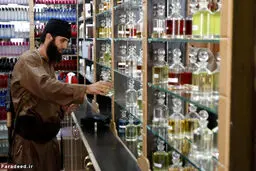 یک داعشی در مغازه عطر فروشی/ عکس