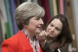 آرایش مجسمه مومی ترزا می نخست وزیر انگلیس در لندن/عکس