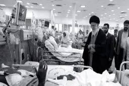 تصویری از عیادت رهبر انقلاب از والدین شهداء