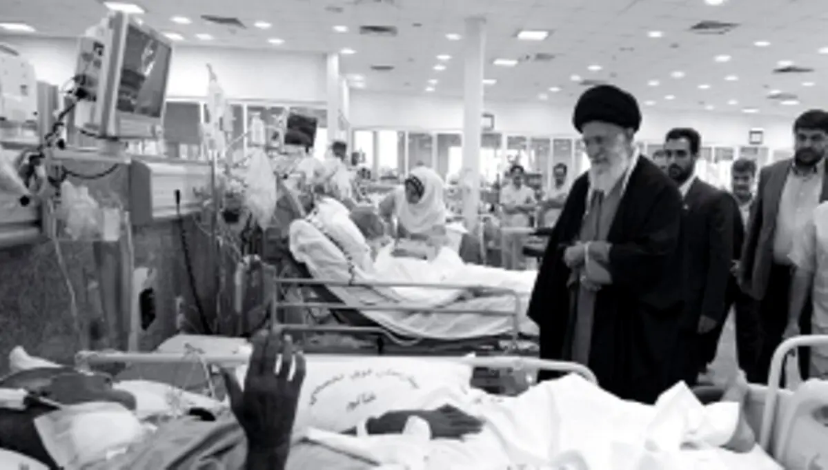 تصویری از عیادت رهبر انقلاب از والدین شهداء