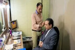 عکسی دیده نشده از عراقچی در اتاق گریم