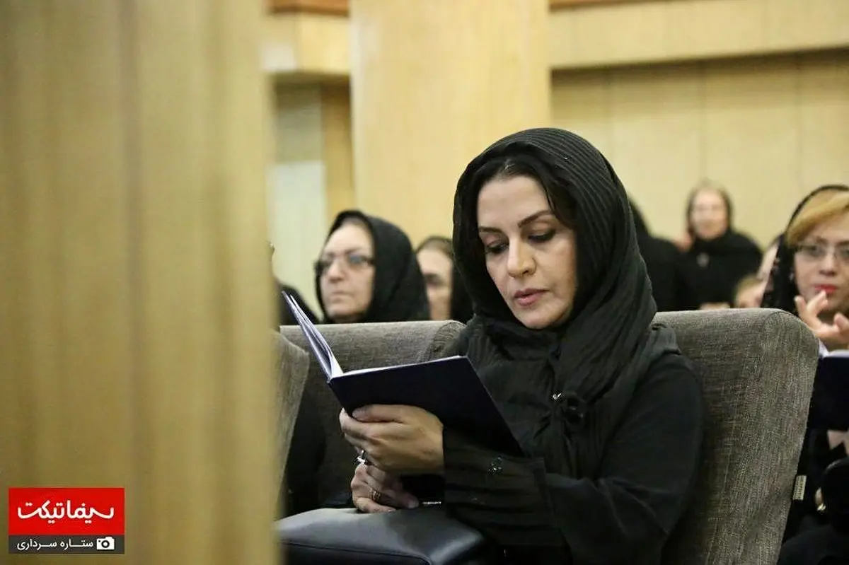 خانم بازیگر درحال خواندن قرآن /عکس