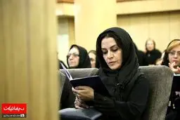 خانم بازیگر درحال خواندن قرآن /عکس