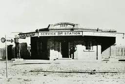 اولین پمپ بنزین در ایران در ۱۳۰۶/عکس