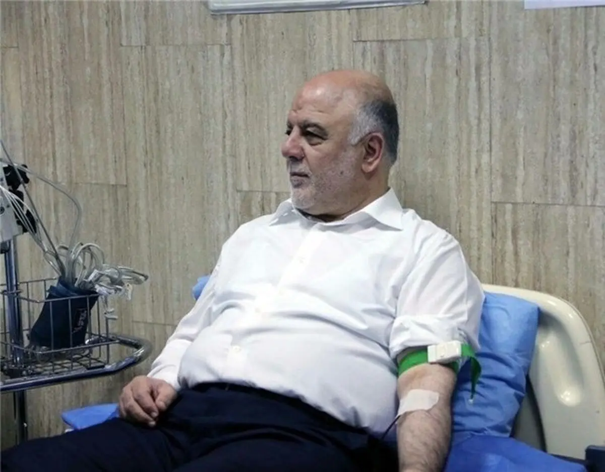 اهدای خون نخست‌وزیر عراق به مجروحان انفجار الکراده/عکس