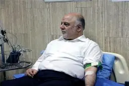 اهدای خون نخست‌وزیر عراق به مجروحان انفجار الکراده/عکس
