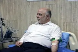 اهدای خون نخست‌وزیر عراق به مجروحان انفجار الکراده/عکس