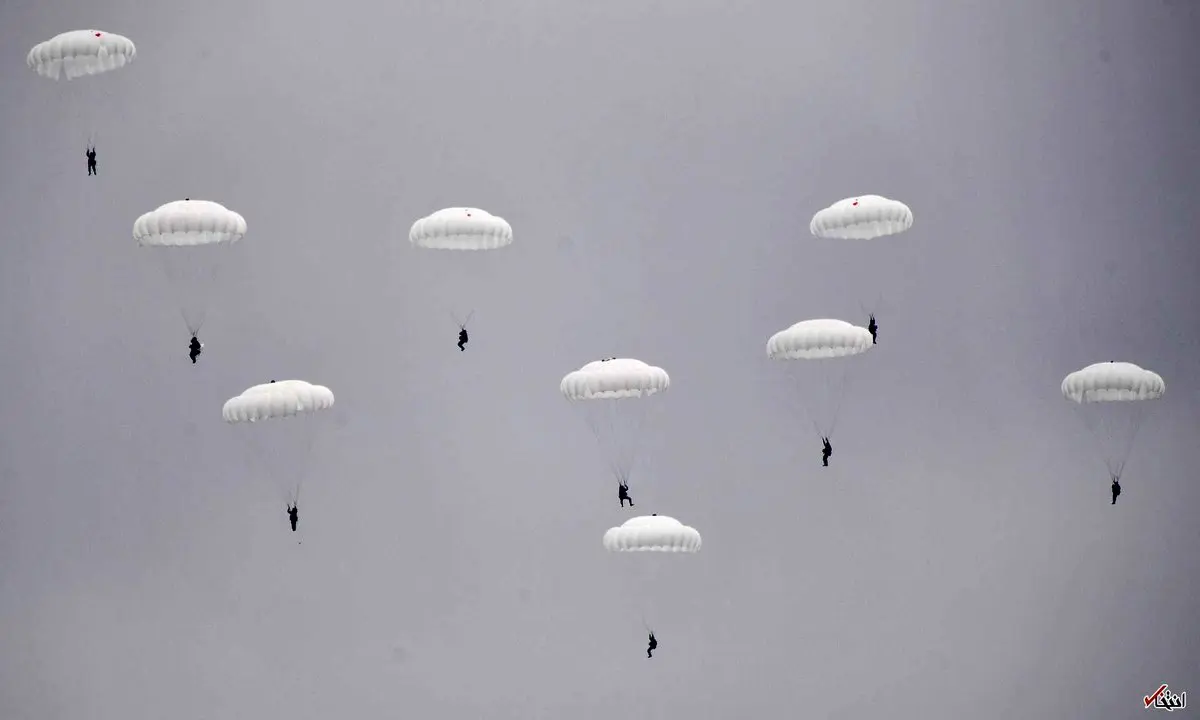 تصویری زیبا از مانور چتربازان روسی
