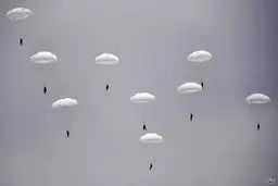 تصویری زیبا از مانور چتربازان روسی