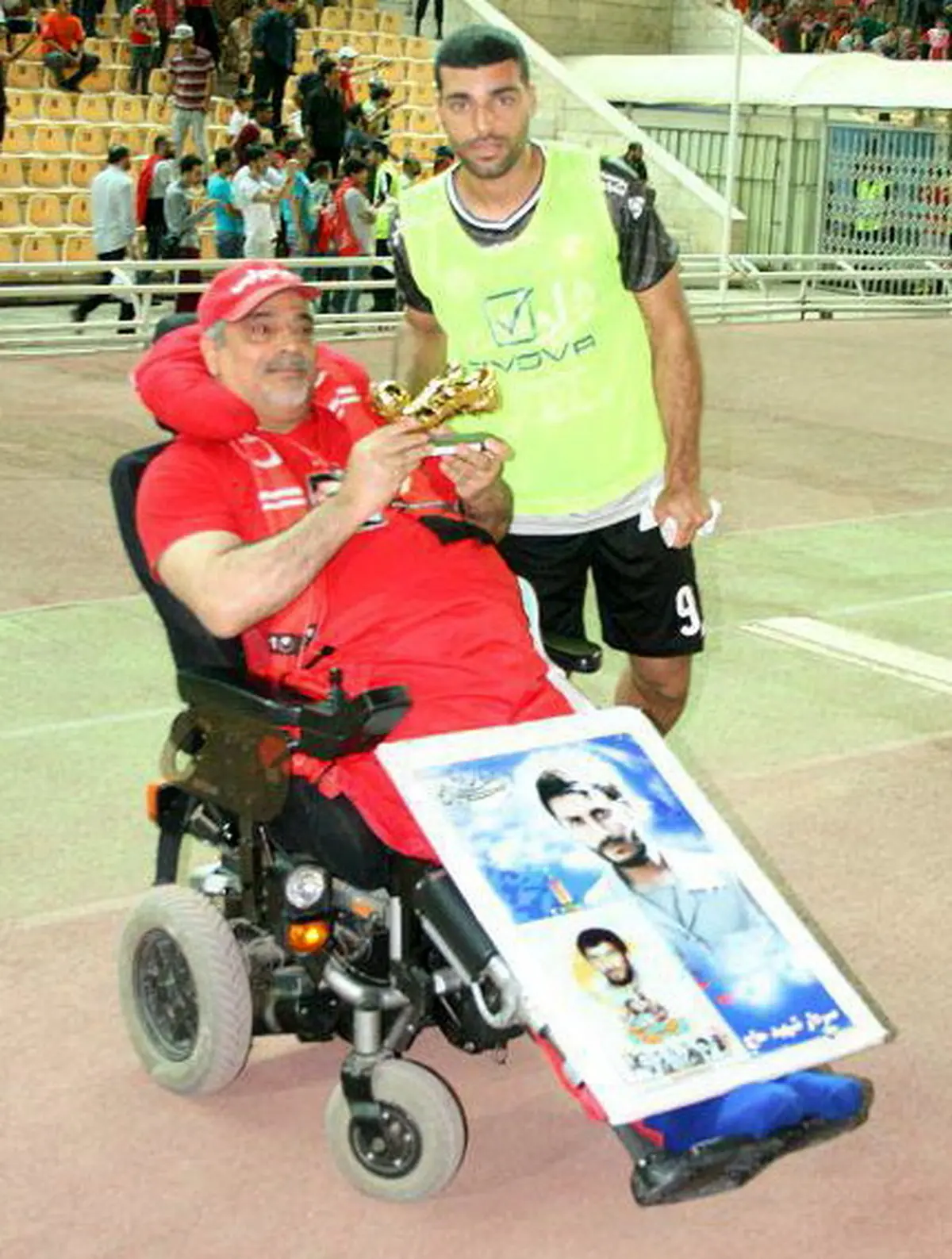 عکس/ کفشی که طارمی اهدا کرد جایزه اصلی نبود