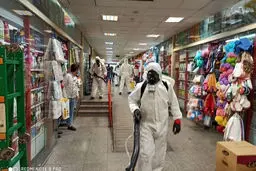 عملیات آتش‌نشانی برای ضدعفونی بازارها و معابر تهران + عکس