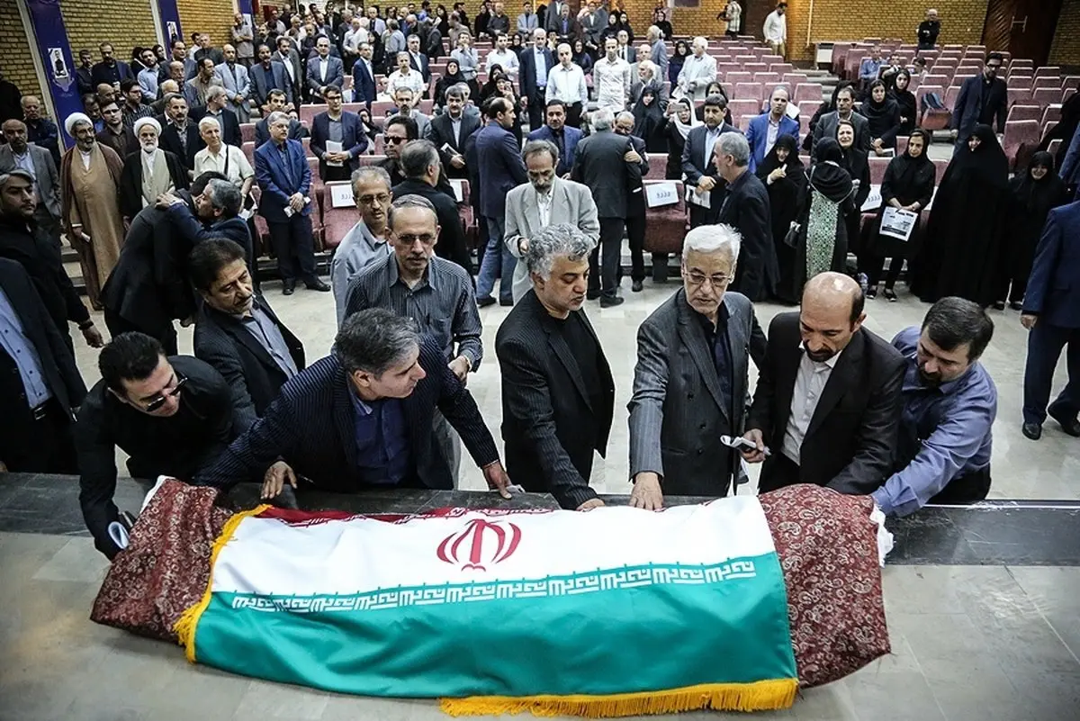 از محمدرضا عارف تا ربیعی و آخوندی در تشییع پیکر جامعه‌شناس مشهور/تصاویر