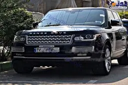 تصویری از حضور خودروی انگلیسی در خیابان های ایران