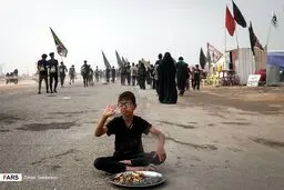 پذیرایی کودکان عراقی از زائران / تصاویر