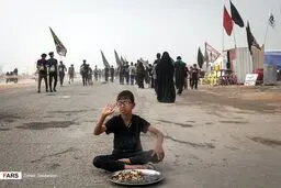 پذیرایی کودکان عراقی از زائران / تصاویر