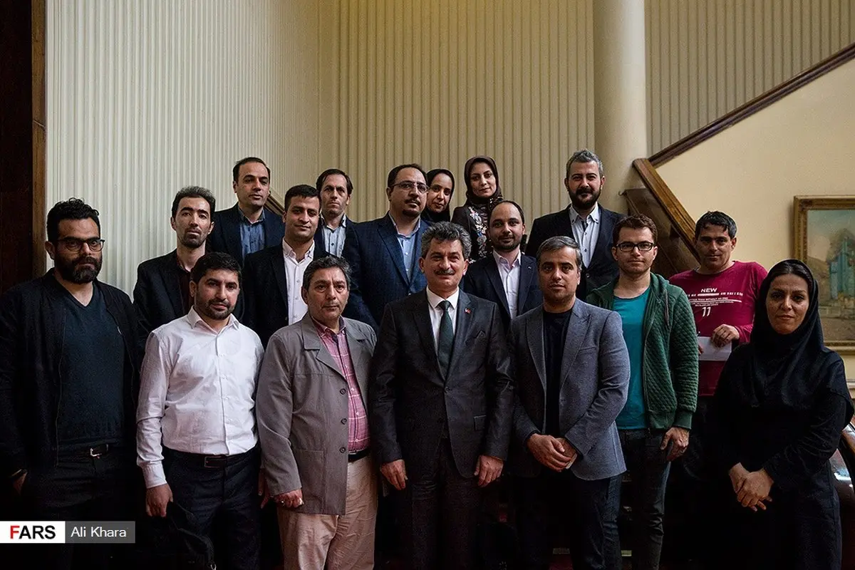 عکس یادگاری خبرنگاران ایرانی با سفیر ترکیه
