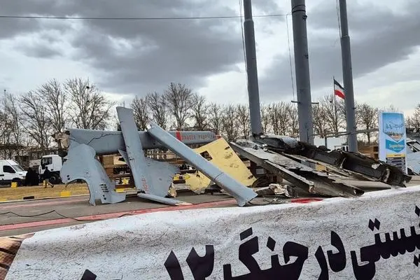 لاشه پهپادهای ساقط‌شده اسرائیلی در مسیر راهپیمایی + عکس