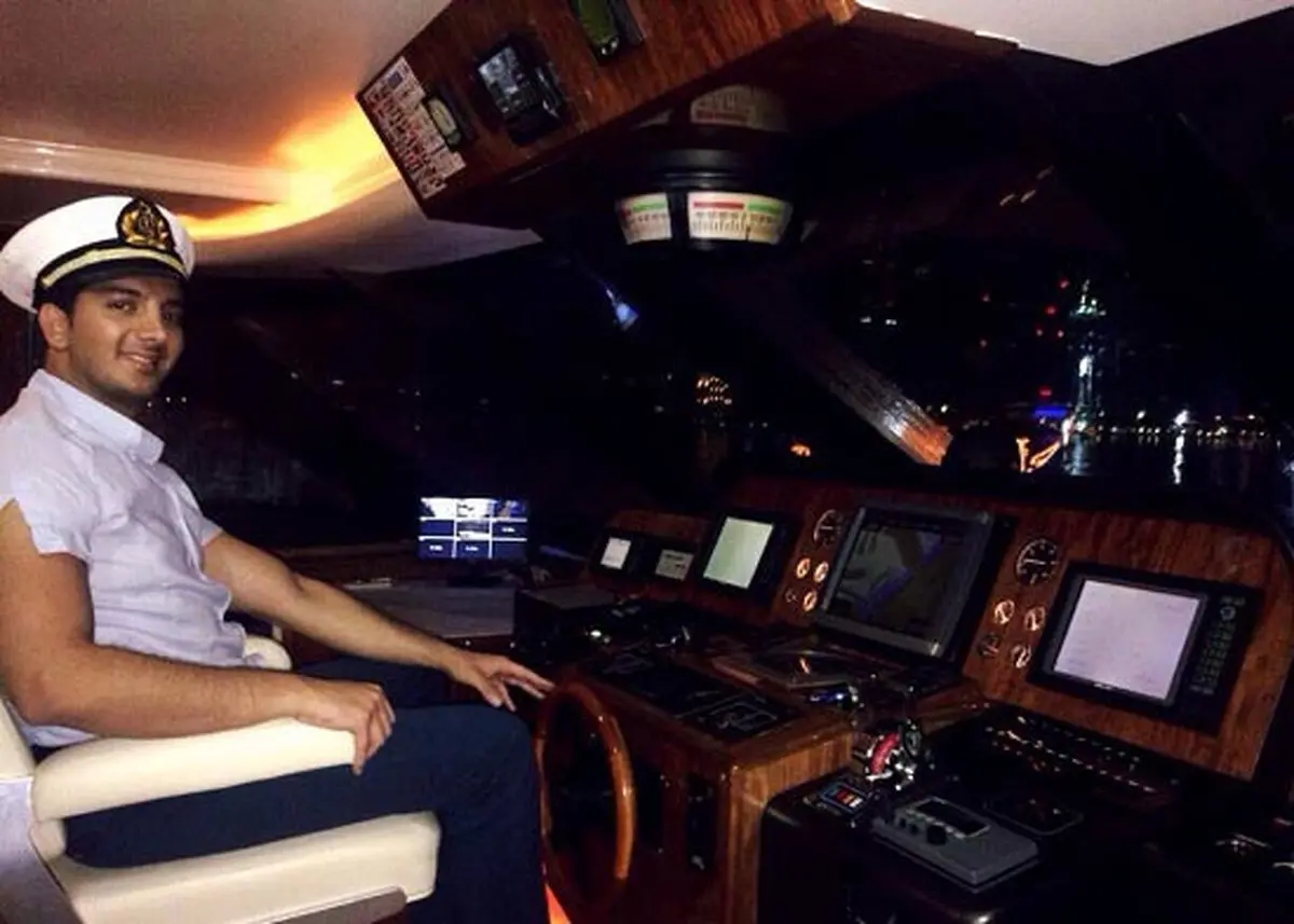 فرزاد فرزین در دبی کاپیتان کشتی شد/ عکس