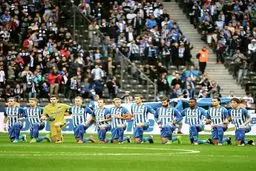 حرکت نمادين بازيکنان هرتابرلين آلمان در اعتراض به تبعيض در آمريکا/عکس