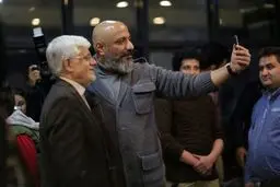 سلفی آقای بازیگر با عارف/ عکس